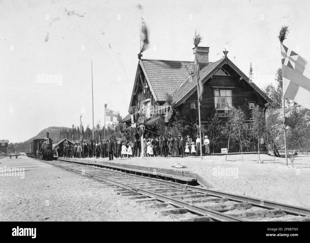 Der Bahnhof in Niemisel. Einweihung des nationalen Grenzkurses. Mit der Unionsflagge. Stockfoto