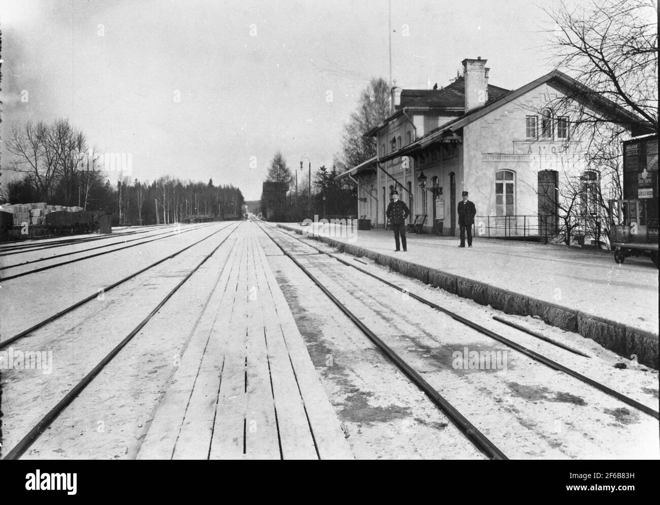 Der Bahnhof wurde 1867 eröffnet. Der Name war früher Åmot. Das zweistöckige Bahnhofsgebäude im Jahr brick,1917 änderte den Namen in Åmotors. Das Bahnhofshaus wurde 1944 modernisiert. Mechanisches Übersetzungsverhältnis. Stockfoto