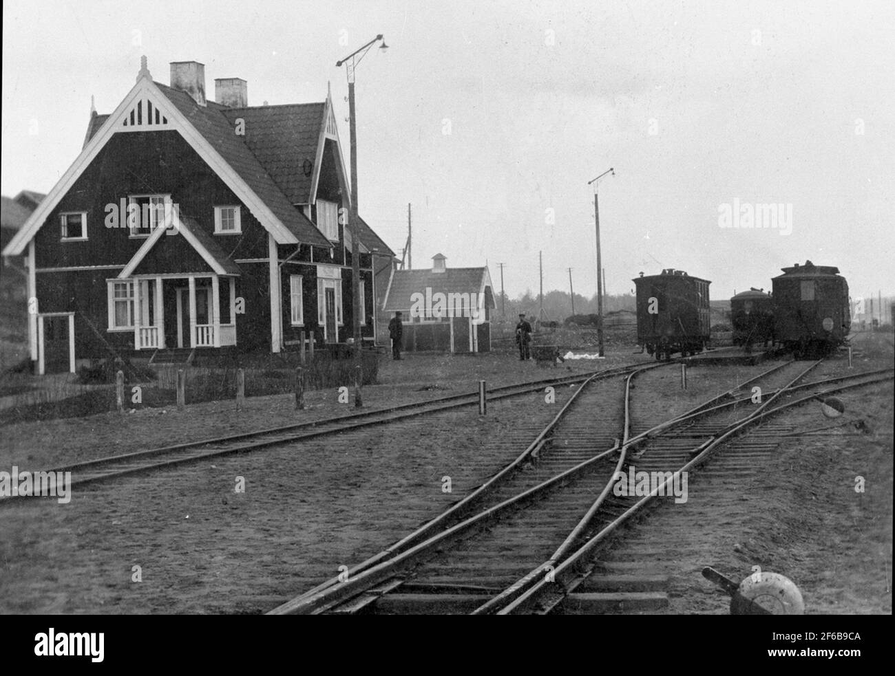 Zweiachsiger Wagen der SRJ älteren Serie, offenbar eine CD-Umgestaltung. (Nein 5-7) Boggifug aus der Serie 59-61 (FOLE 1906). Rechts von Djurholmsläp 23-24, umgebaut 1910 für die Dampfleitungen (Drehgestelle m. Normal hohe Räder). (1918 auch der Korb erweitert + Ellipse Decken) wurden auch motorisiert) Stockfoto