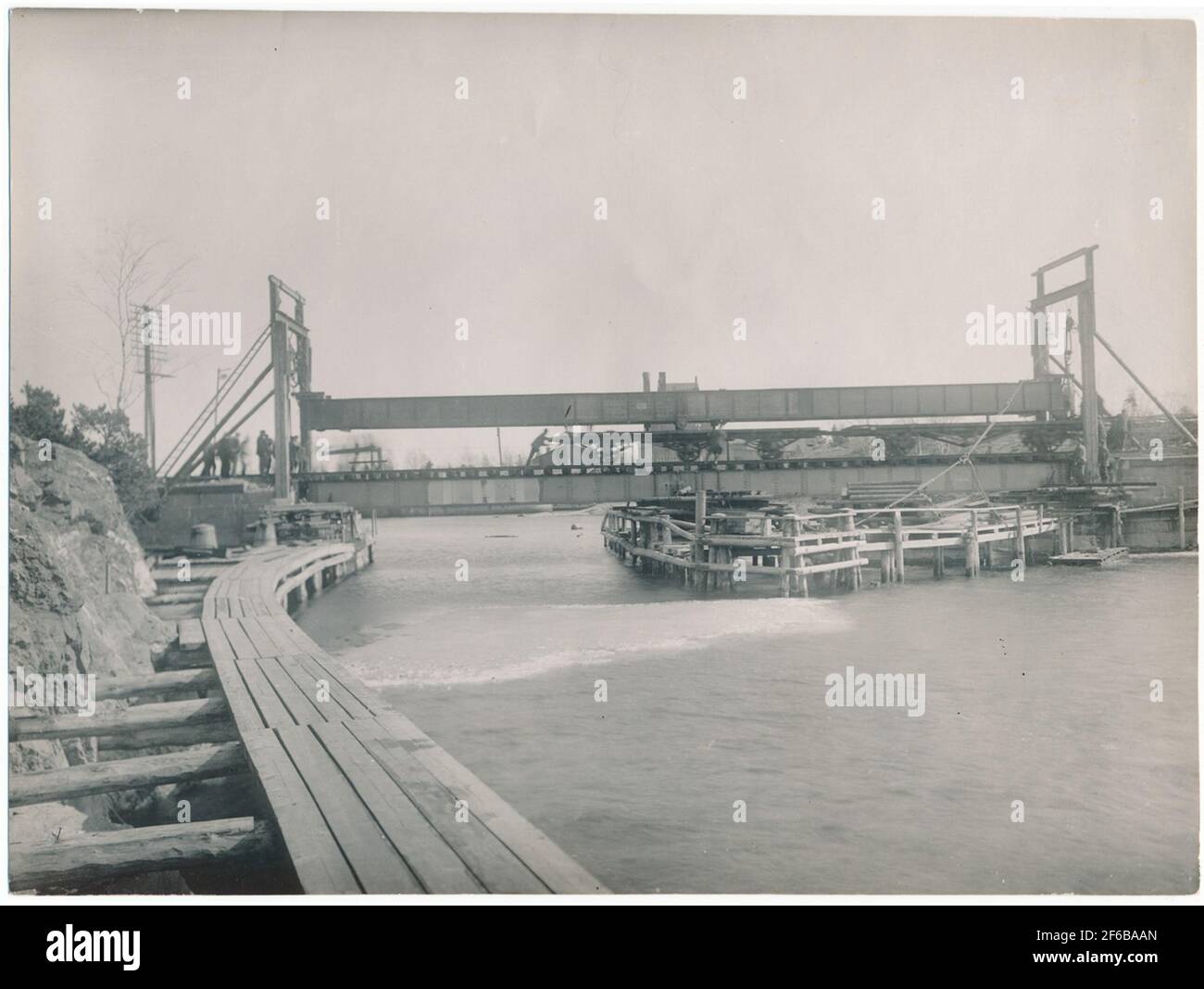Änderung der Schaukelbrücke im Handelsnebel. Stockfoto