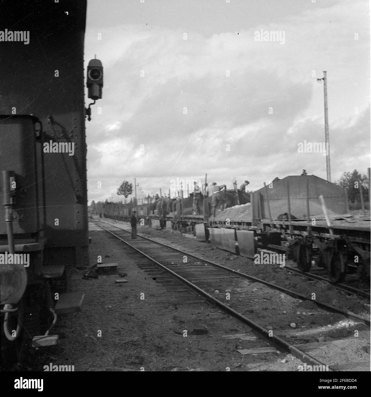 Arbeitsbild. Grushing von Storumans Eisenbahnhof. Entladen vom OA-Schlitten. Stockfoto