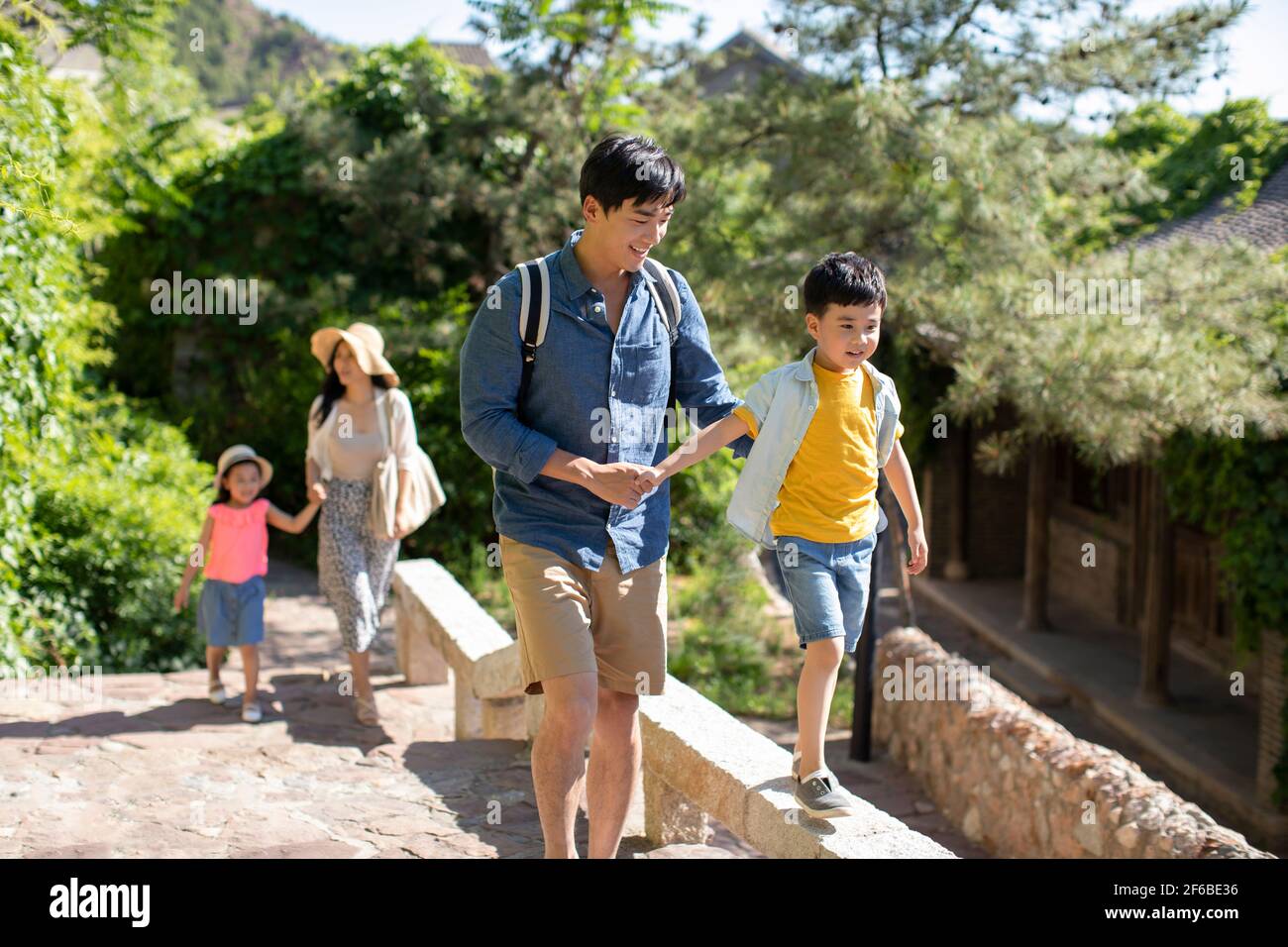 Junge chinesische Familie genießt Urlaub Stockfoto