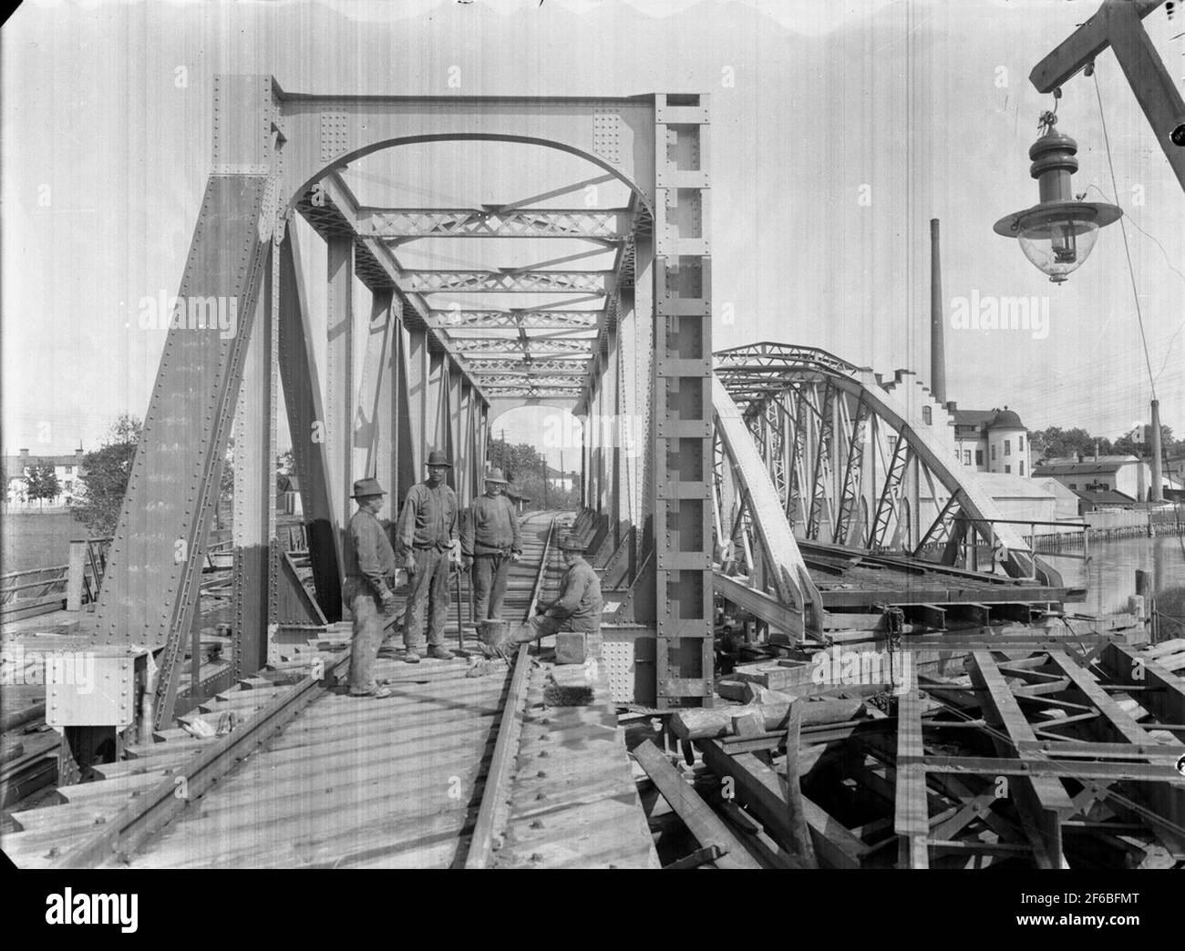 Brücke über Fyrisån zwischen Uppsala und Sala. Die alte Brücke wird durch eine neue vernietete Eisenbrücke aus Fachwerk ersetzt. Stockfoto