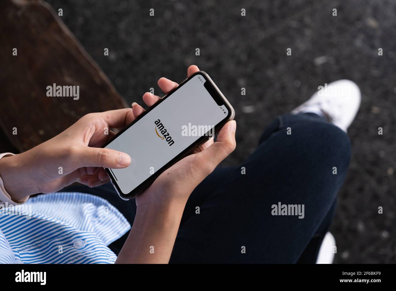 CHIANG MAI, THAILAND - MAR 31, 2021 : iPhone zeigt Amazon-Logo und Kreditkarten-Shopping online. Amazon.com, Inc. American International electronic Stockfoto