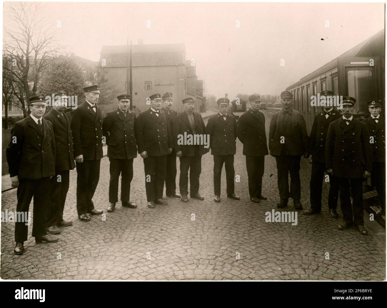 Bahnsteig 1, nördlich des Bahnhofshauses: Cart Pflegeelemente: J.Granlund, L.Sjögren, H.Bondesson, H Battle, M.Erlandsson, S.Hansson, A.Nilsson, Nanilsson und G.Nyberg, Reparaturman J.roos, Carrier C .Börsklund, Reparaturman T.Wahlqvist Stationsdrucker Hikersson Stockfoto