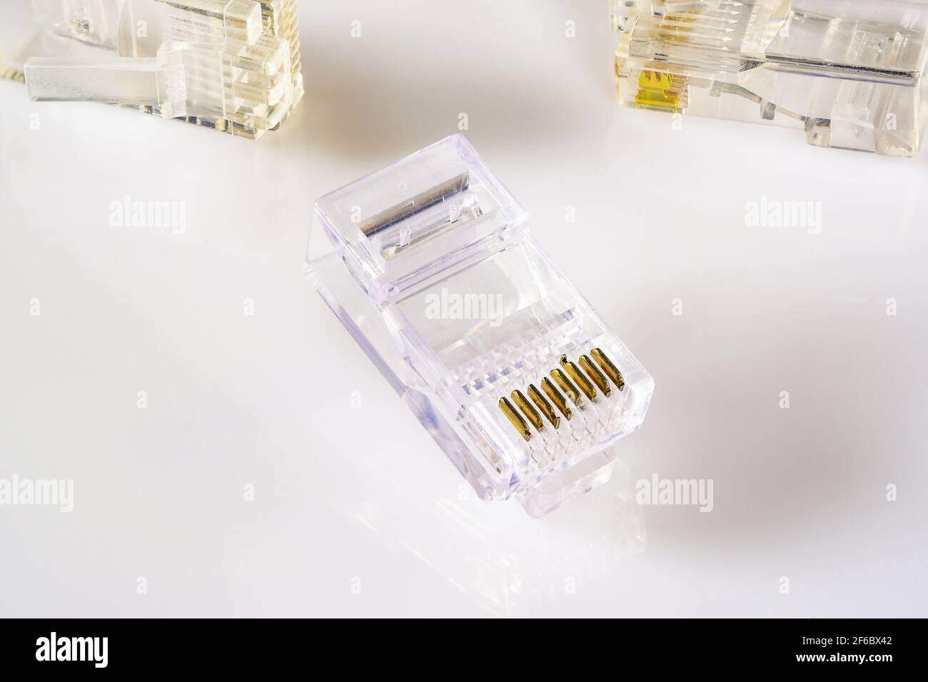 RJ-45-Anschluss. Transparenter RJ45-Steckverbinder für Netzwerk und Internet. Nahaufnahme des Makros auf einem glänzenden weißen Hintergrund mit Schatten. Stockfoto