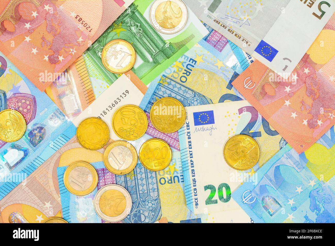 Euro-Banknoten und -Münzen von unterschiedlichem Wert. Gemischtes Euro-Währungsgeld für Hintergrund und Textur. Spanien Cash close-up Draufsicht 1. Stockfoto