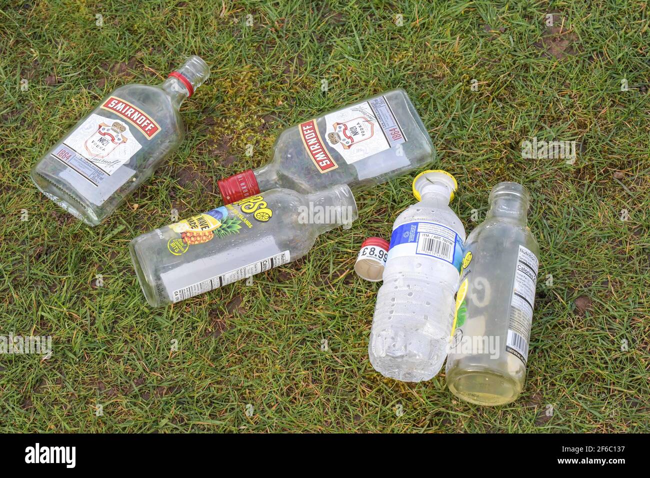 Birmingham, West Midlands, Großbritannien. 31. März 2021. Ein Meer von Müll wurde heute Morgen über den Cannon Hill Park gestreut, nachdem Dutzende Menschen bei den Rekordtemperaturen im März gestern zum Sonnenbaden kamen. Glasflaschen, Hippie-Crack-Gaskannister und BBQ's wurden auf dem Gras abgeladen. Eine Kanadische Gans wackelte fast ungläubig durch das herzzerreißende Chaos, was ihr Zuhause geworden ist. Auch die Abfallbehälter waren überfüllt mit Müll. PIC by Credit: Stop Press Media/Alamy Live News Stockfoto