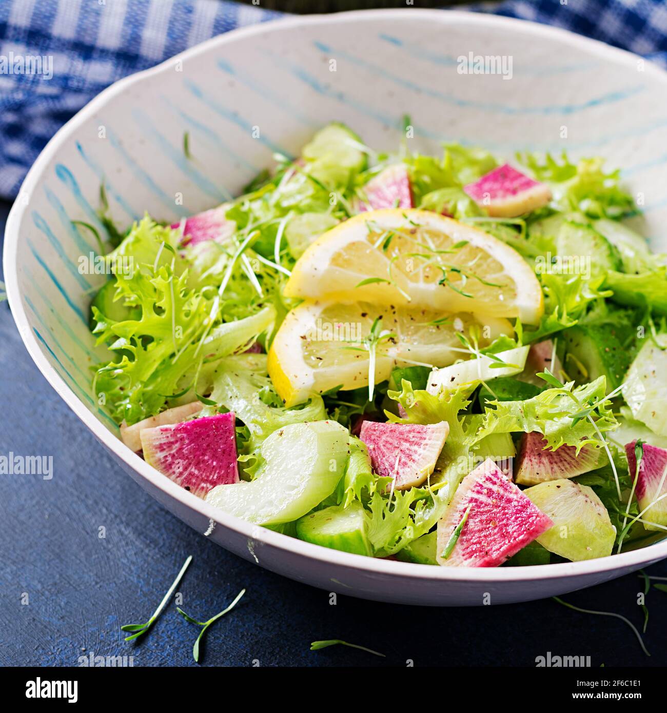 Salat aus Wassermelone Rettich, Gurke, Sellerie und Salatblättern. Vegane Küche. Diätmenü. Stockfoto