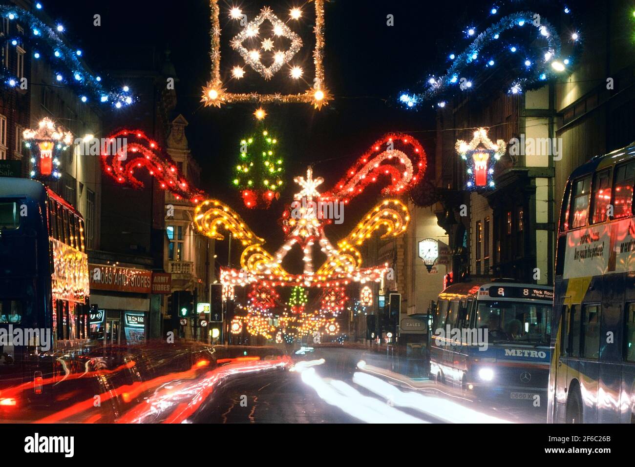 Weihnachtsdekorationen und -Lichter entlang der Southgate Street, Gloucester, Gloucestershire, England, Großbritannien. 1990 Stockfoto