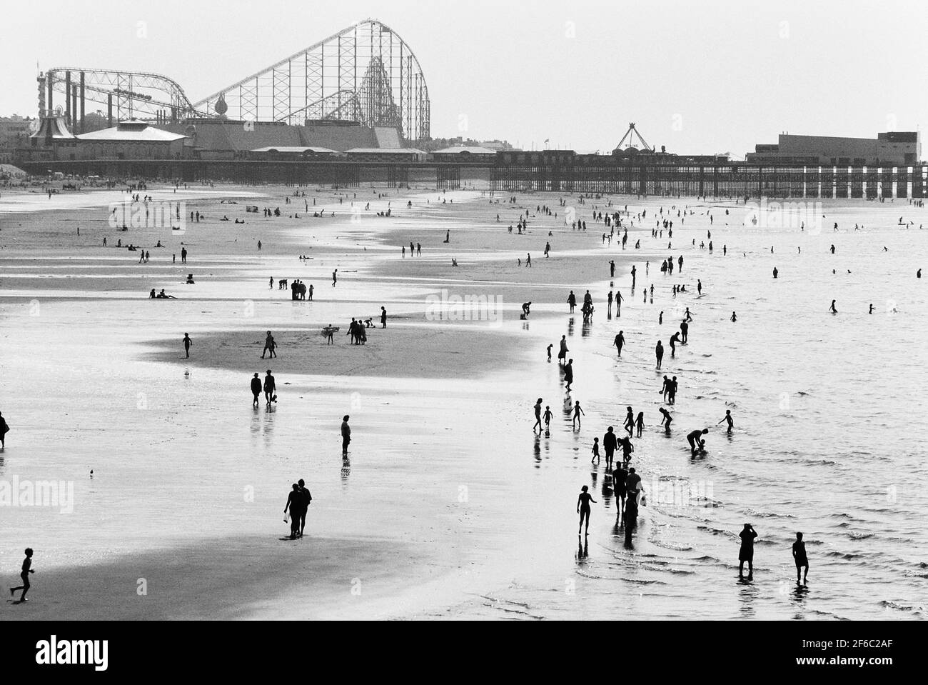 South Pier, Strand und Vergnügungsstrand vom Central Pier aus gesehen, Blackpool, Lancashire, England, Großbritannien Stockfoto