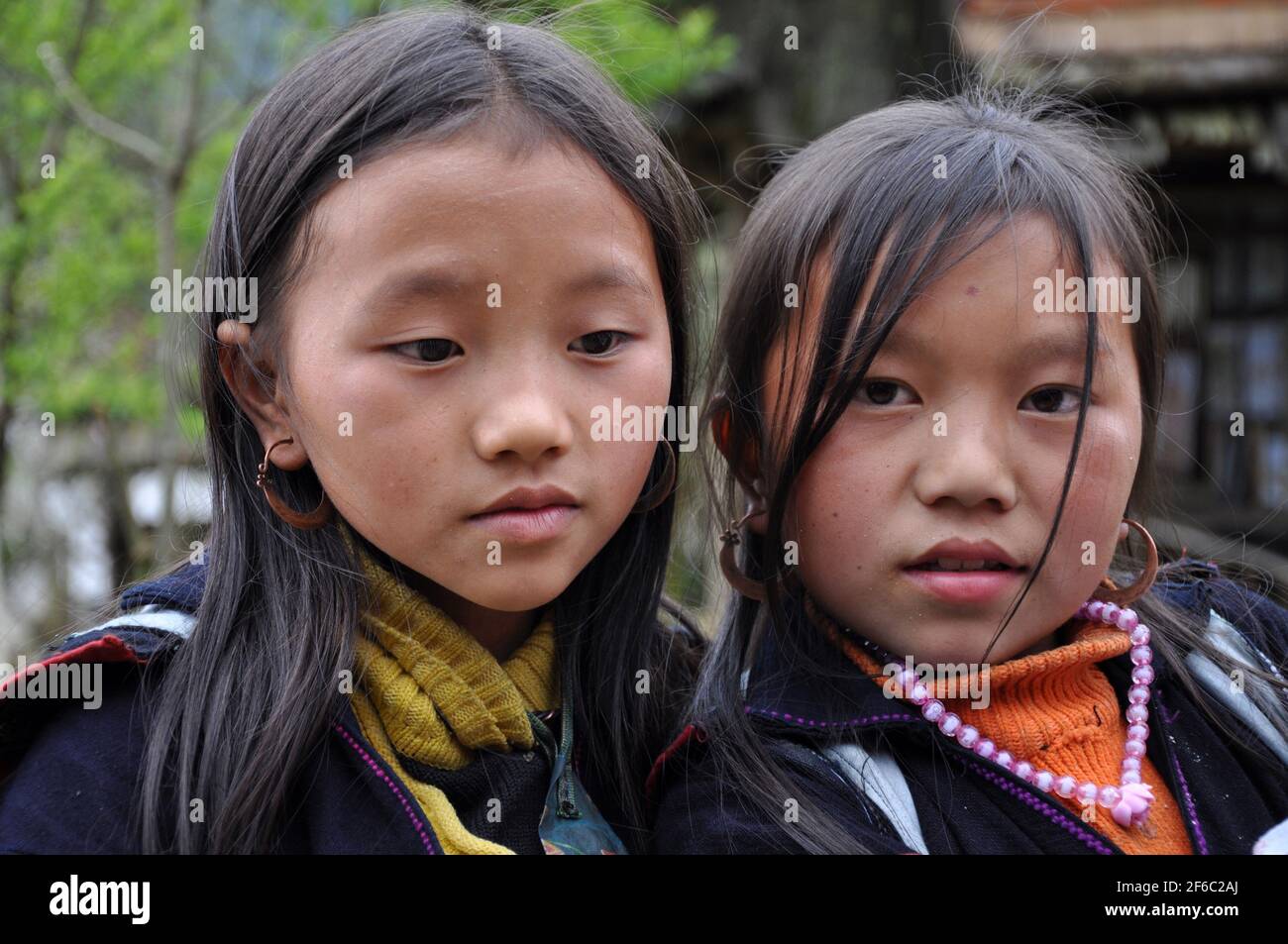 CAT CAT, SAPA, VIETNAM - 22. FEBRUAR 2013: Nicht identifizierte ethnische Hmong Minderheit Kinder spielen in der ländlichen Gegend von Sa Pa, Nordvietnam, in der Nähe der bo Stockfoto