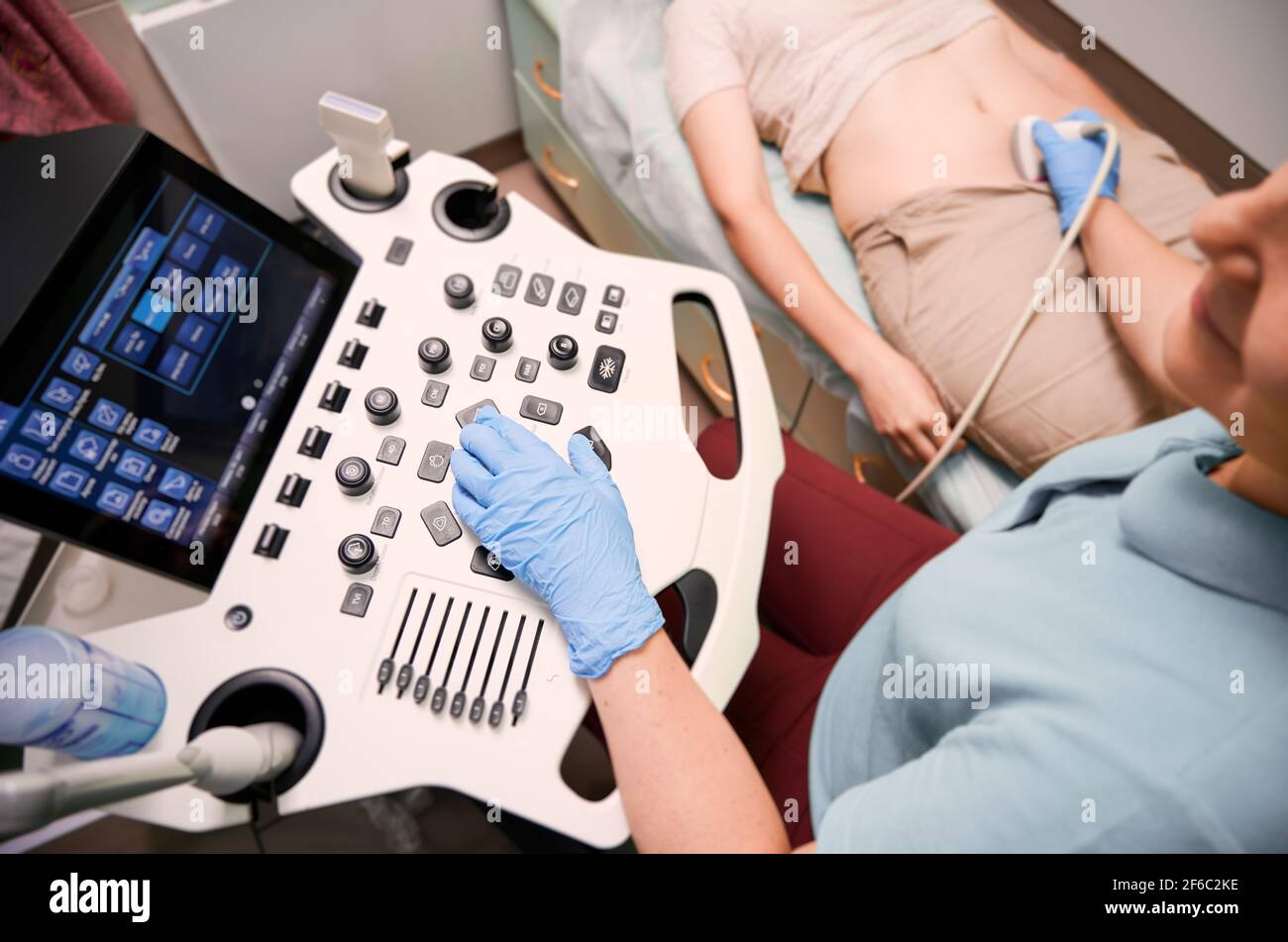 Weibliche Patientin, die im medizinischen Zentrum Ultraschall-Verfahren hat. Stockfoto