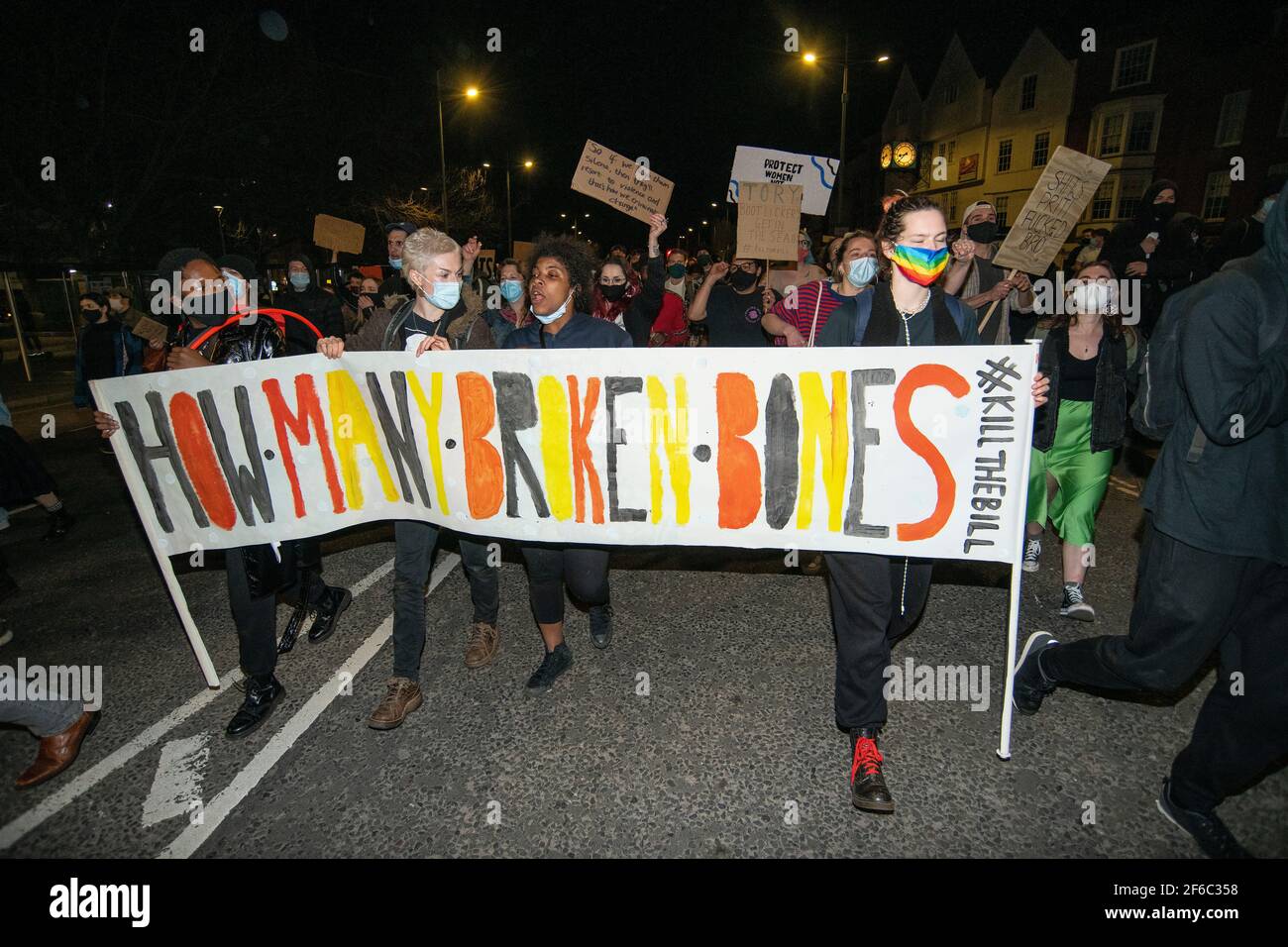 Menschen nehmen an einem 'Kill the Bill' Protest in Bristol gegen die Polizei, Verbrechen, Verurteilung und Gerichte Bill. Stockfoto