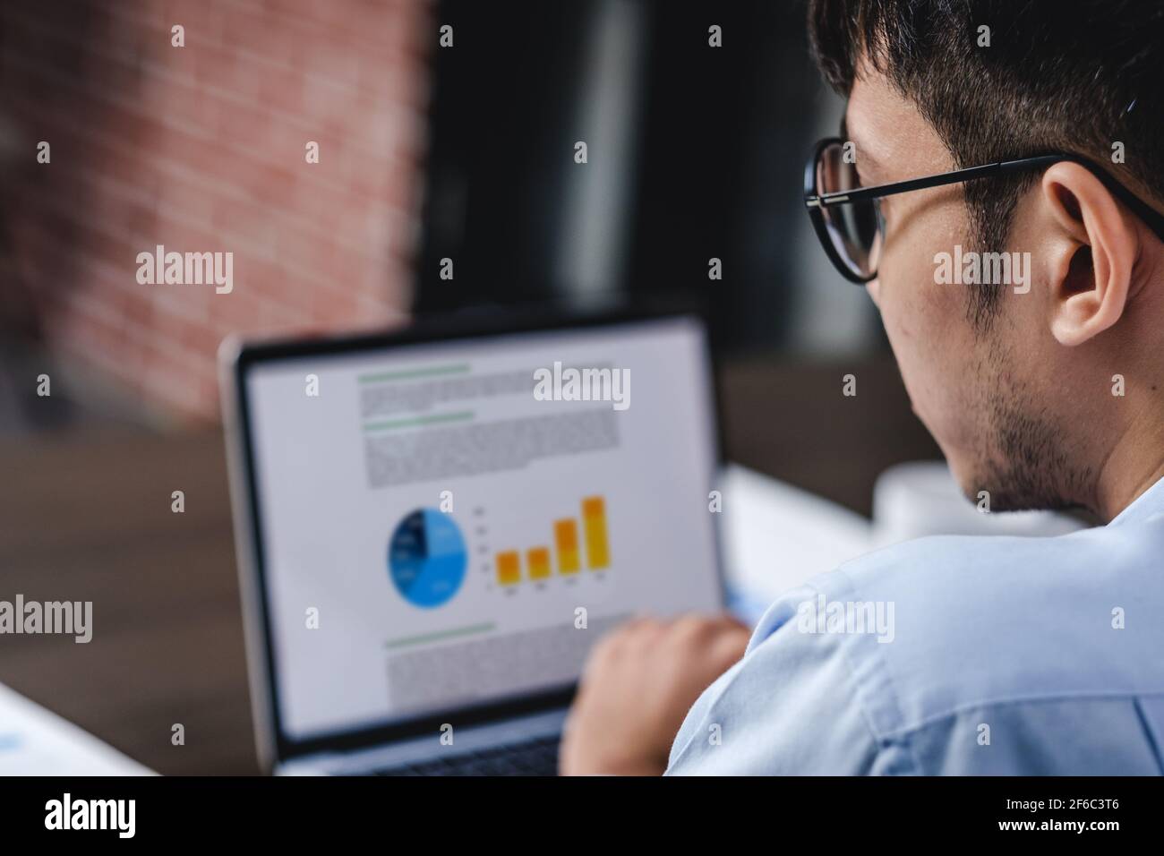 Asiatische Geschäftsmann Woking mit Laptop und Papier Arbeiten am Schreibtisch im Büro. Digital Workflow online Business Lifestyle Konzept Stockfoto