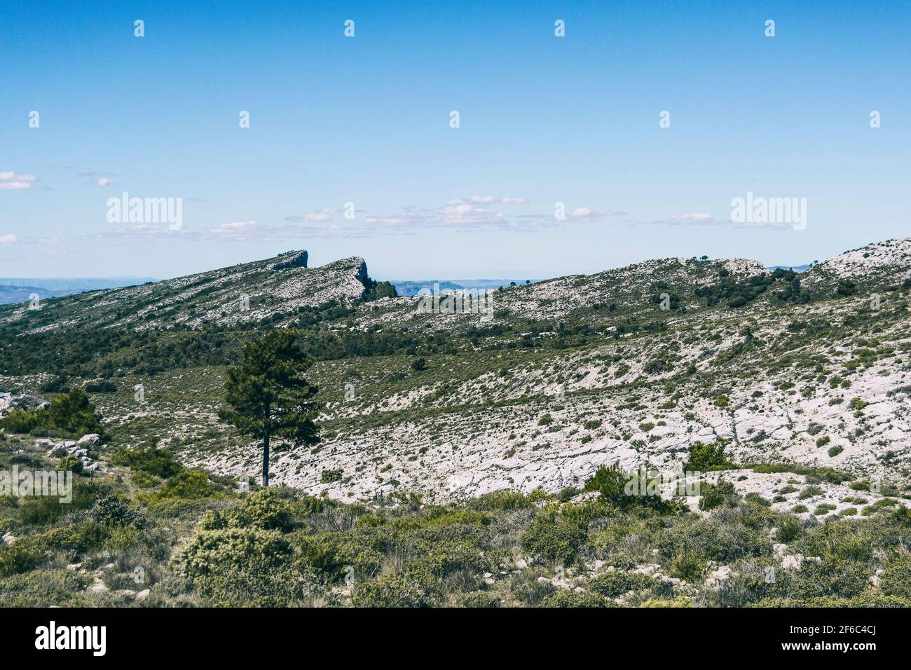 Blick von der Spitze eines Berges in katalonien. Fotografieren Sie mit Platz für Text Stockfoto