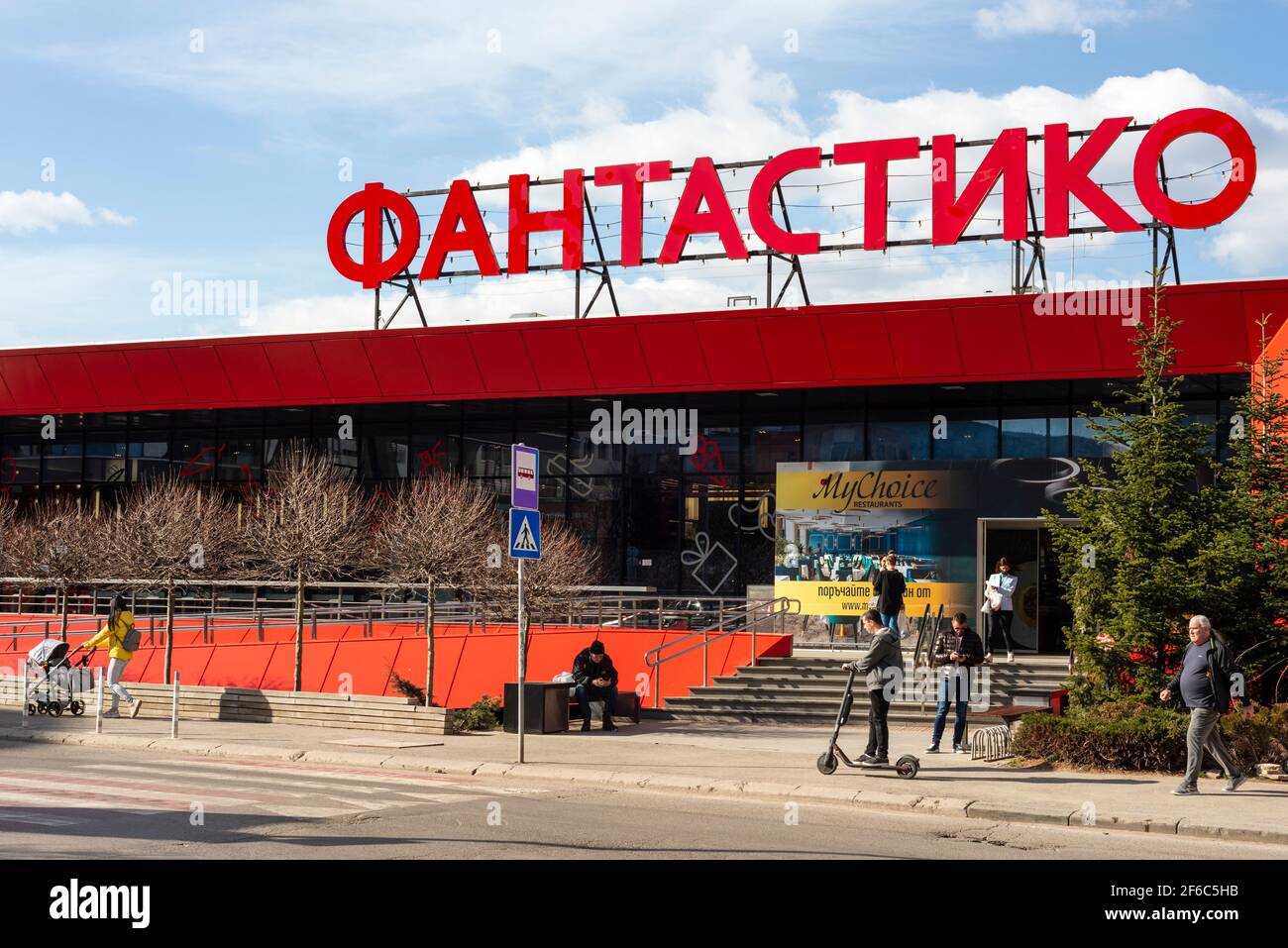 Bulgarische Infrastruktur Menschen außerhalb Fantastico Supermarkt in Sofia, Bulgarien, Osteuropa, EU Stockfoto