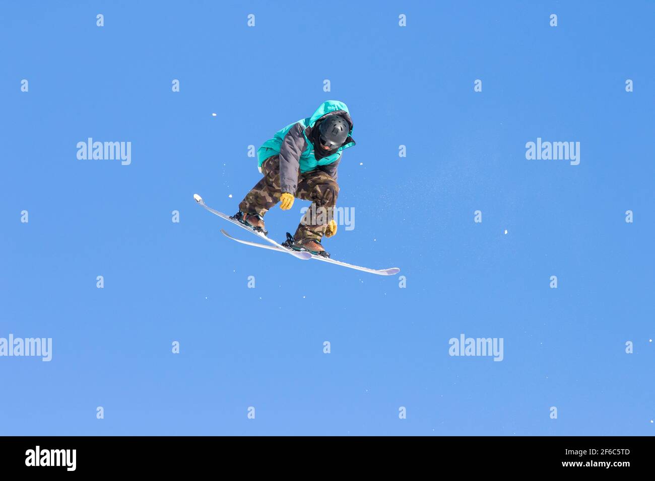Winterurlaub im Schnee, Skifahrer Stockfoto