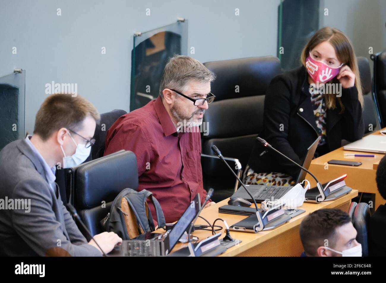 PTB-John Beugnies während einer Plenarsitzung des wallonischen Parlaments in Namur werden heute Morgen Abgeordnete über die von t beschlossenen Maßnahmen diskutieren Stockfoto