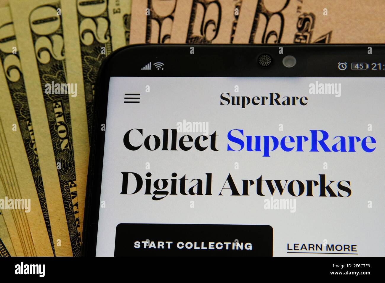 SuperRare Digital Artworks Website auf dem Smartphone auf Dollar platziert gesehen. Super Rare ist ein NFT Marketplace für Ersteller zum Verkauf und Kauf nicht-fungibel Stockfoto