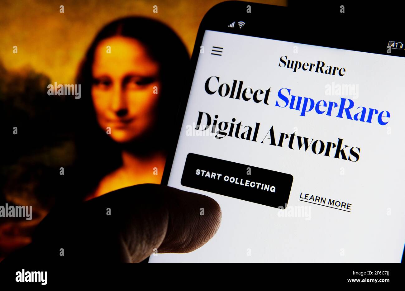 SuperRare Digital Artworks Website auf dem Smartphone und Mona Lisa auf einem verschwommenen Hintergrund. SuperRare ist ein NFT Marketplace für nicht-fungible Token. C Stockfoto