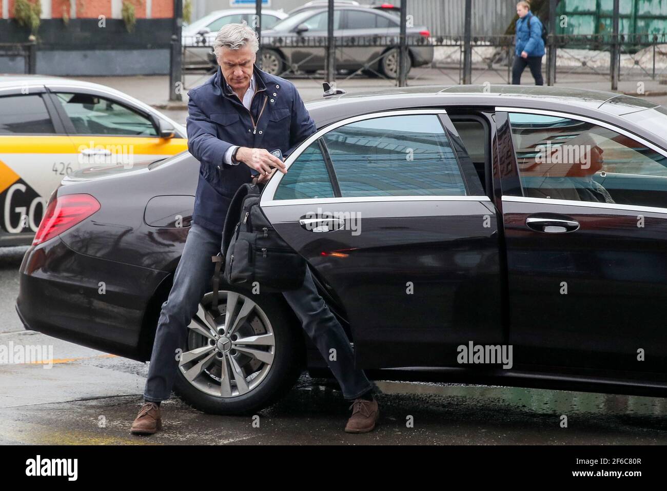 MOSKAU, RUSSLAND - 31. MÄRZ 2021: DER US-Investor Michael Calvey, Gründer  und Senior Partner von Baring Vostok, lässt vor dem Moskauer Meshchansky  Bezirksgericht ein Auto stehen. Calvey wird von der Vostochny Bank