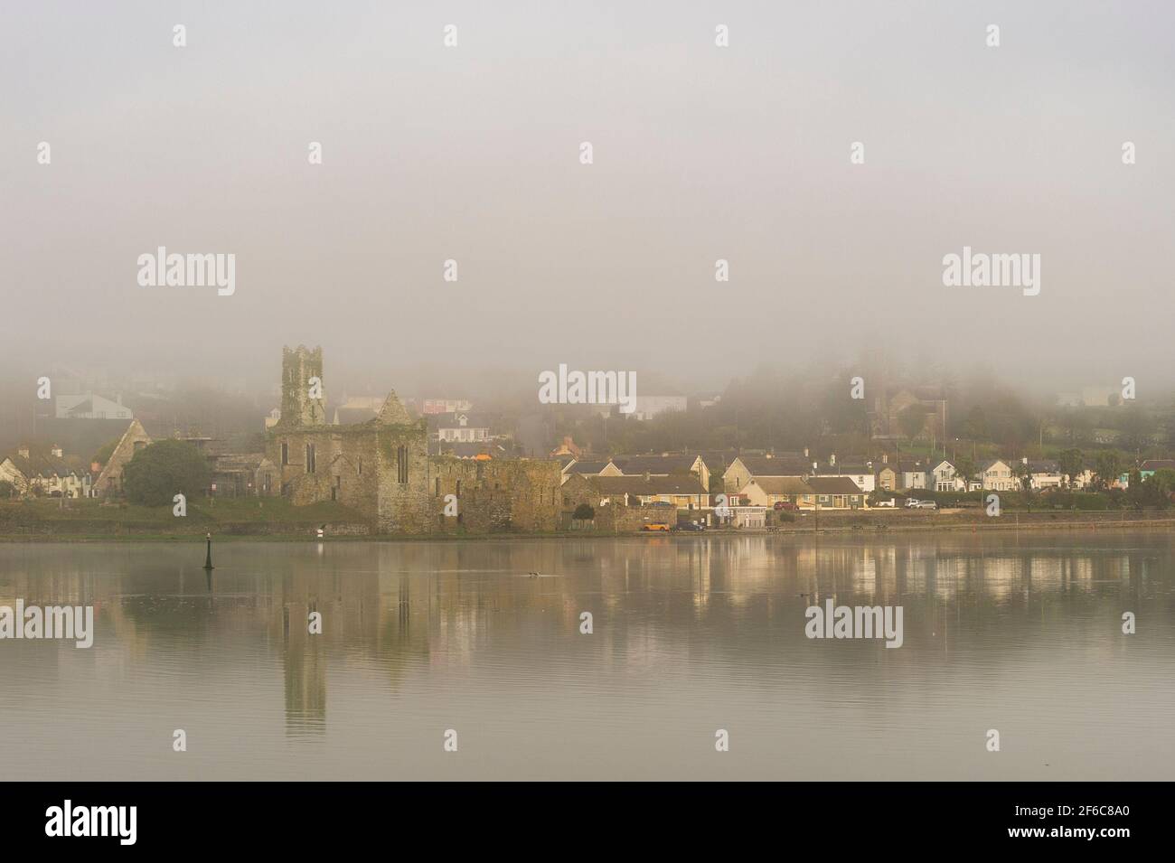 Timoleague, West Cork, Irland. März 2021, 31st. Das Dorf Timoleague steigt bei einem trüben Start in den Tag aus dem Nebel auf. Der Tag wird hauptsächlich trocken im Süden mit Höhen von 14-16C. Quelle: AG News/Alamy Live News Stockfoto