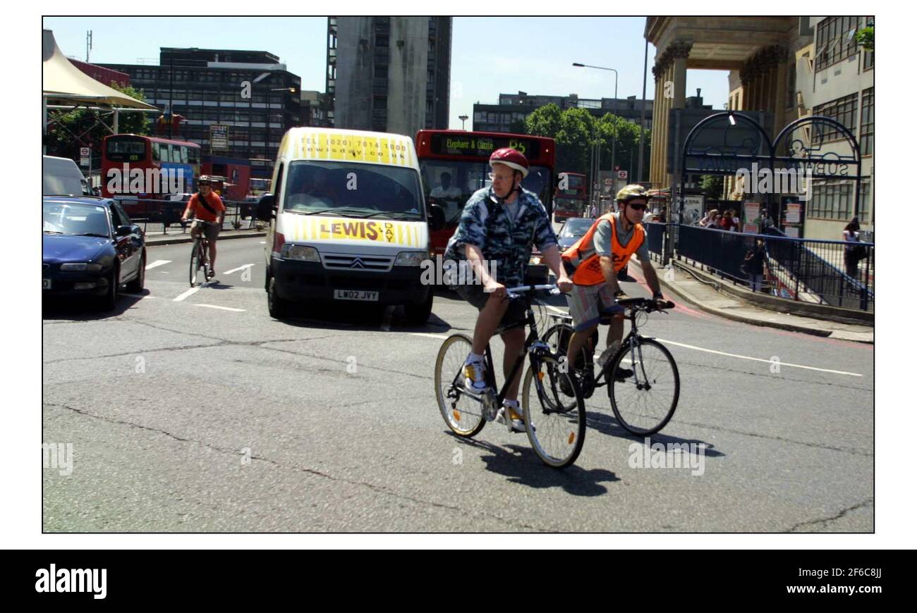 Cole Morton mit Fahrradlehrer Steve Wagland (Rechtschreibung bitte prüfen) Fahren Sie von Edwardes Fahrradladen in Camberwell Straße durch Elephant & Castle über die Waterloo Bridge nach Soho.Pic David Sandison 13/6/2003 Stockfoto