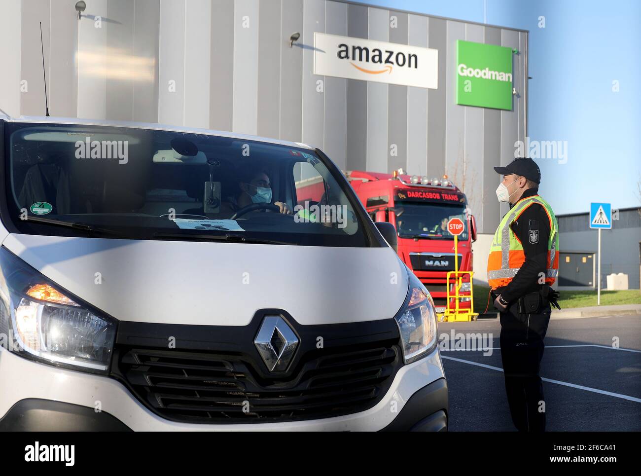 Köln, Deutschland. März 2021, 31st. Ein Zollbeamter überprüft einen Fahrer  auf dem Gelände des Logistikzentrums von Amazon. Zoll und Polizei haben  Paketzusteller des Online-Händlers Amazon in Köln überprüft. Sie prüfen, ob  Fahrer