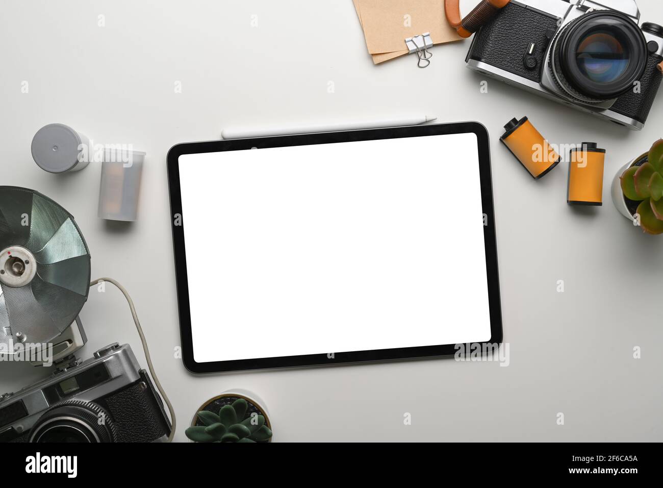 Ansicht des Arbeitsplatzes des Fotografen mit digitalem Tablet, Kamera und  Notebook auf weißem Tisch Stockfotografie - Alamy