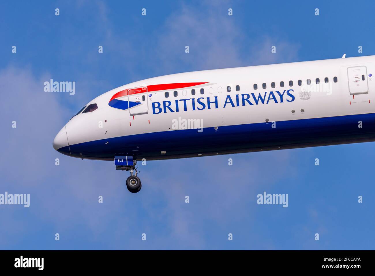 British Airways Boeing 787 10 Dreamliner Jet Airliner Flugzeug G-ZBLB im Finale auf dem London Heathrow Airport, Großbritannien zu landen. BA-Symbol, Marke, Branding Stockfoto