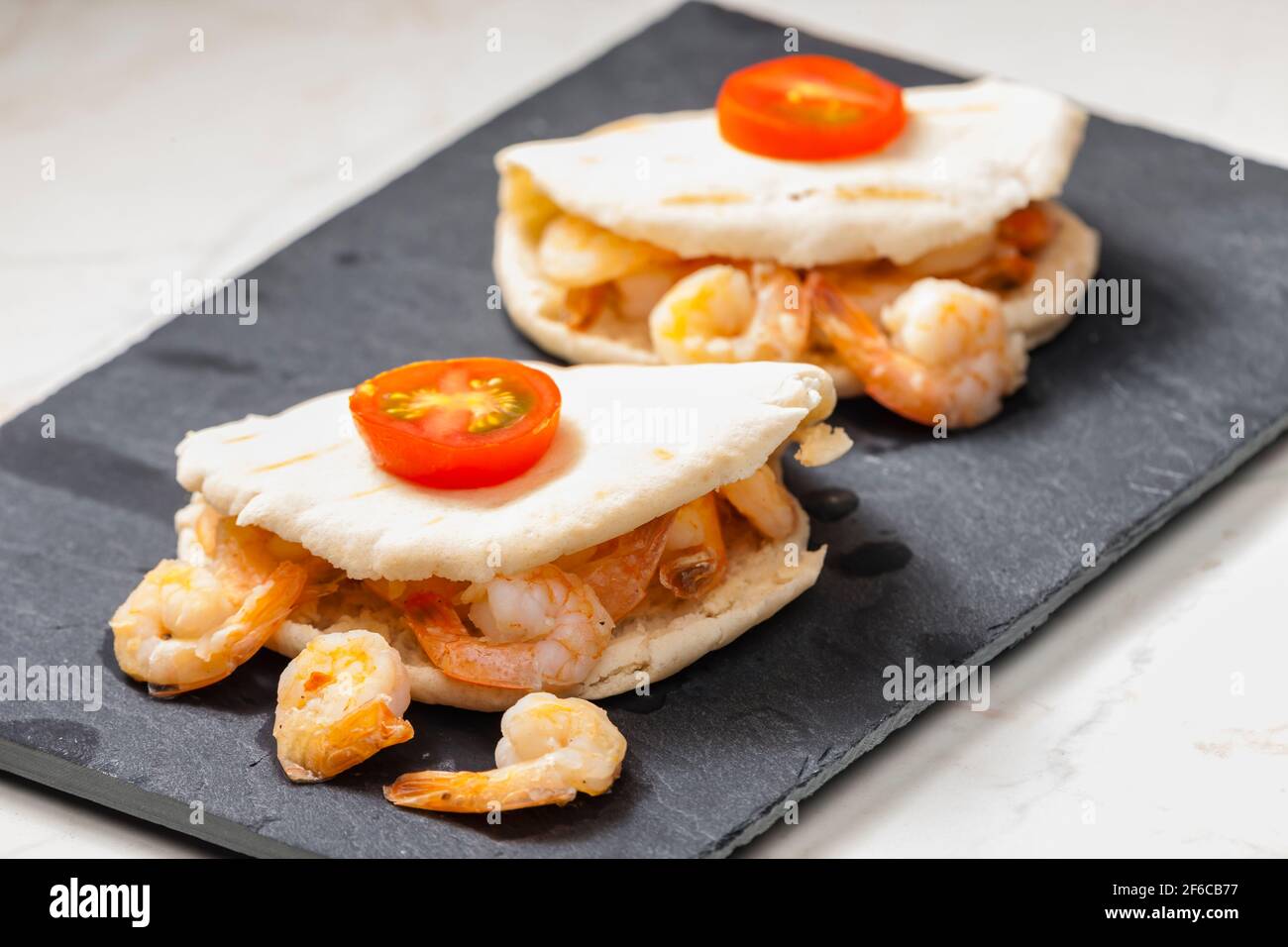 pitta Brot gefüllt mit Garnelen und Tomaten Stockfoto
