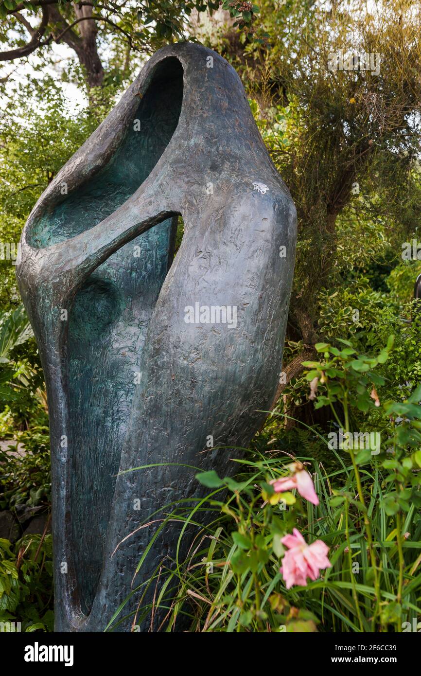 Figur für Landschaft (1959–60) eine große, hohle, asymmetrische Bronzeskulptur von Barbara Hepworth: Barbara Hepworth Gallery Garden, St Ives, Cornwall Stockfoto