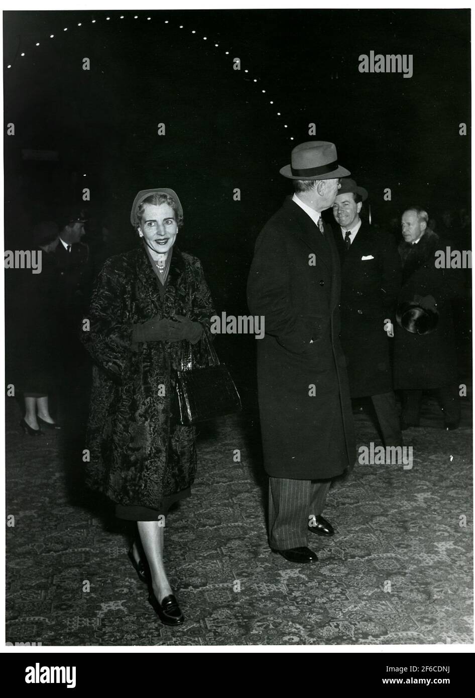 Königin Ingrid von Denmarks und Gustaf VI Adolf am Stockholmer Hauptbahnhof. Stockfoto