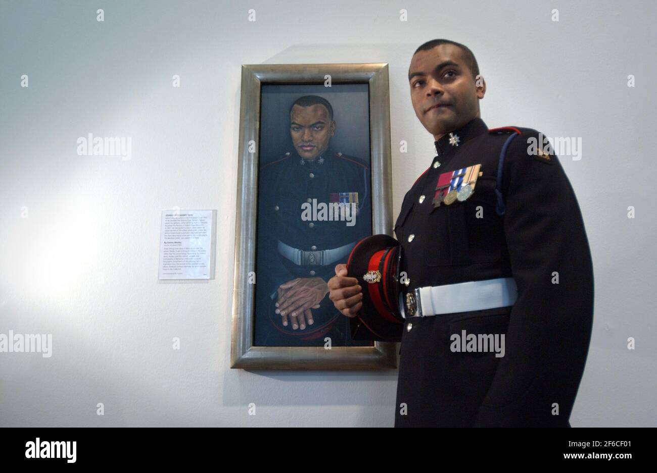 LANCE KORPORAL JOHNSON BEHARRY VC, STEHT NEBEN SEINEM PORTRÄT IN DER NATIONALEN PORTRÄT-GALERIE, LONDON.BHARRY GEWANN DEN VC FÜR DIE RETTUNG EINER REIHE VON KAMERADEN, ZWEIMAL, UNTER INTENSIVEM FEUER IM SÜDLICHEN IRAK.DAS GEMÄLDE IST VON EMMA WESLEY. 21/2/07 ,TOM PILSTON Stockfoto