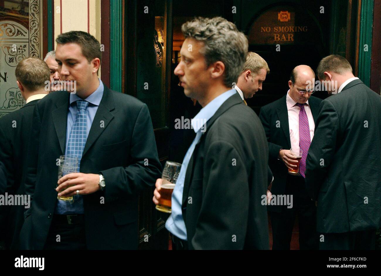 Stadtarbeiter respektieren die Toten von vor einem Jahr durch Heute um 13:46 Uhr eine Schweigeminute in Leadenhall Market,11 September 2002 Foto Andy Paradise Stockfoto