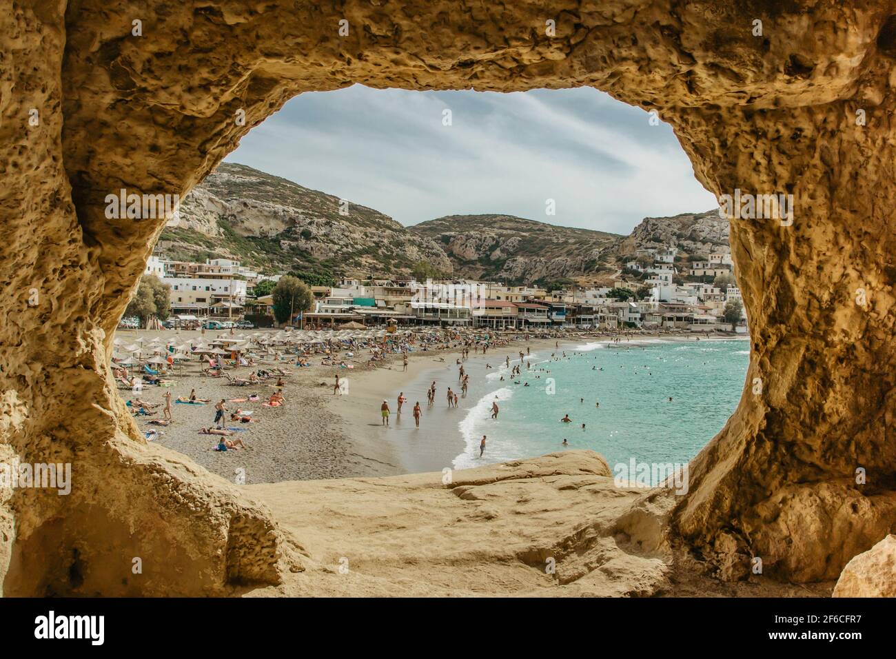 Matala, Kreta - Oktober 8,2019.Panorama des Matala Strandes und der Höhlen, Griechenland, mit azurblauem klarem Wasser, Sandstrand und entspannenden Menschen.ruhiger Sommer Stockfoto