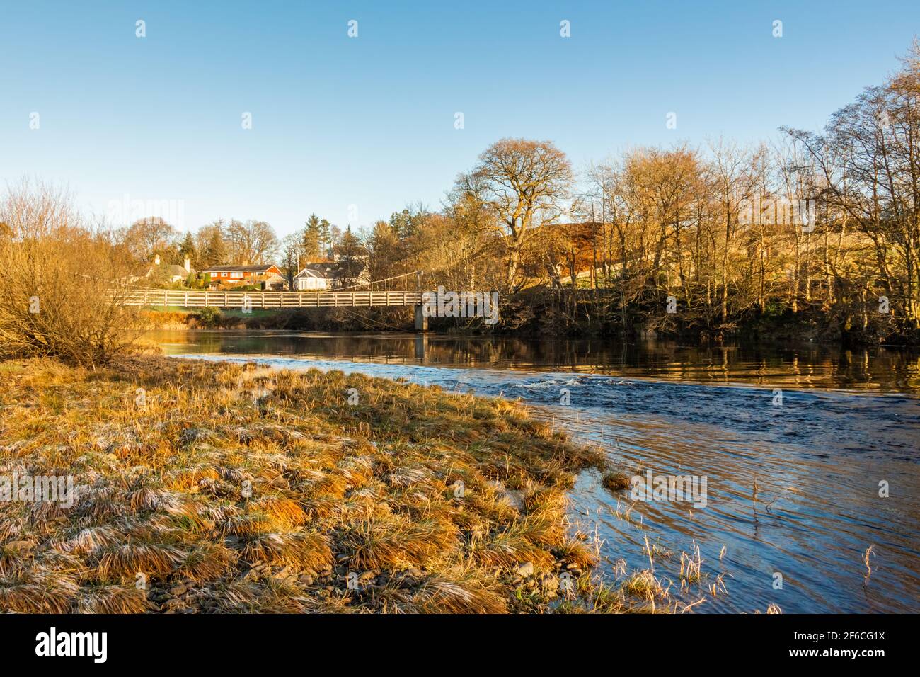 Winterszene auf einem scottish River, dem Wasser von Ken, mit einer Hängebrücke im Hintergrund, Dumfries und galloway, Schottland Stockfoto