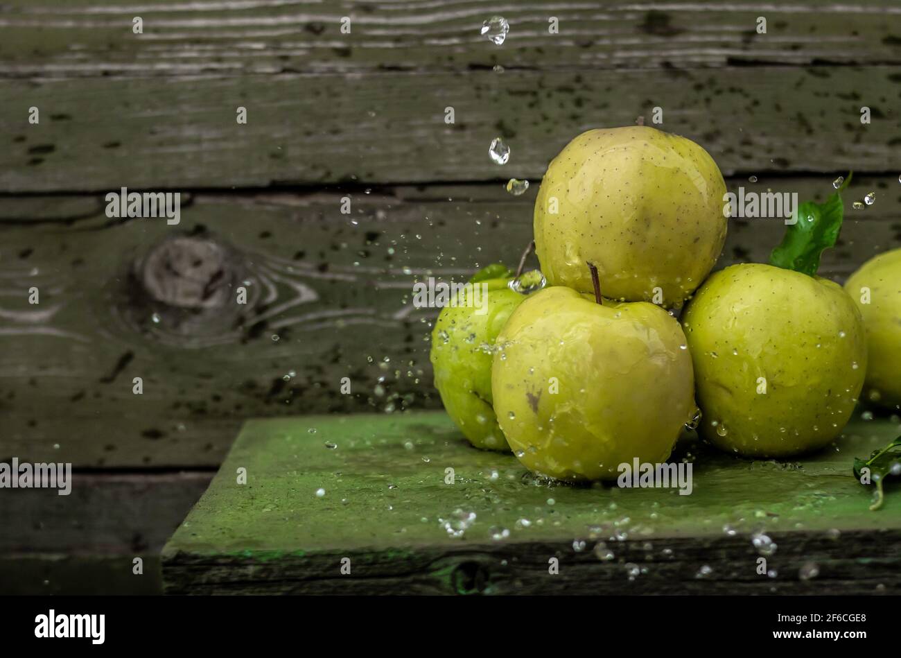 Wasser spritzt auf grünen Äpfeln Stockfoto