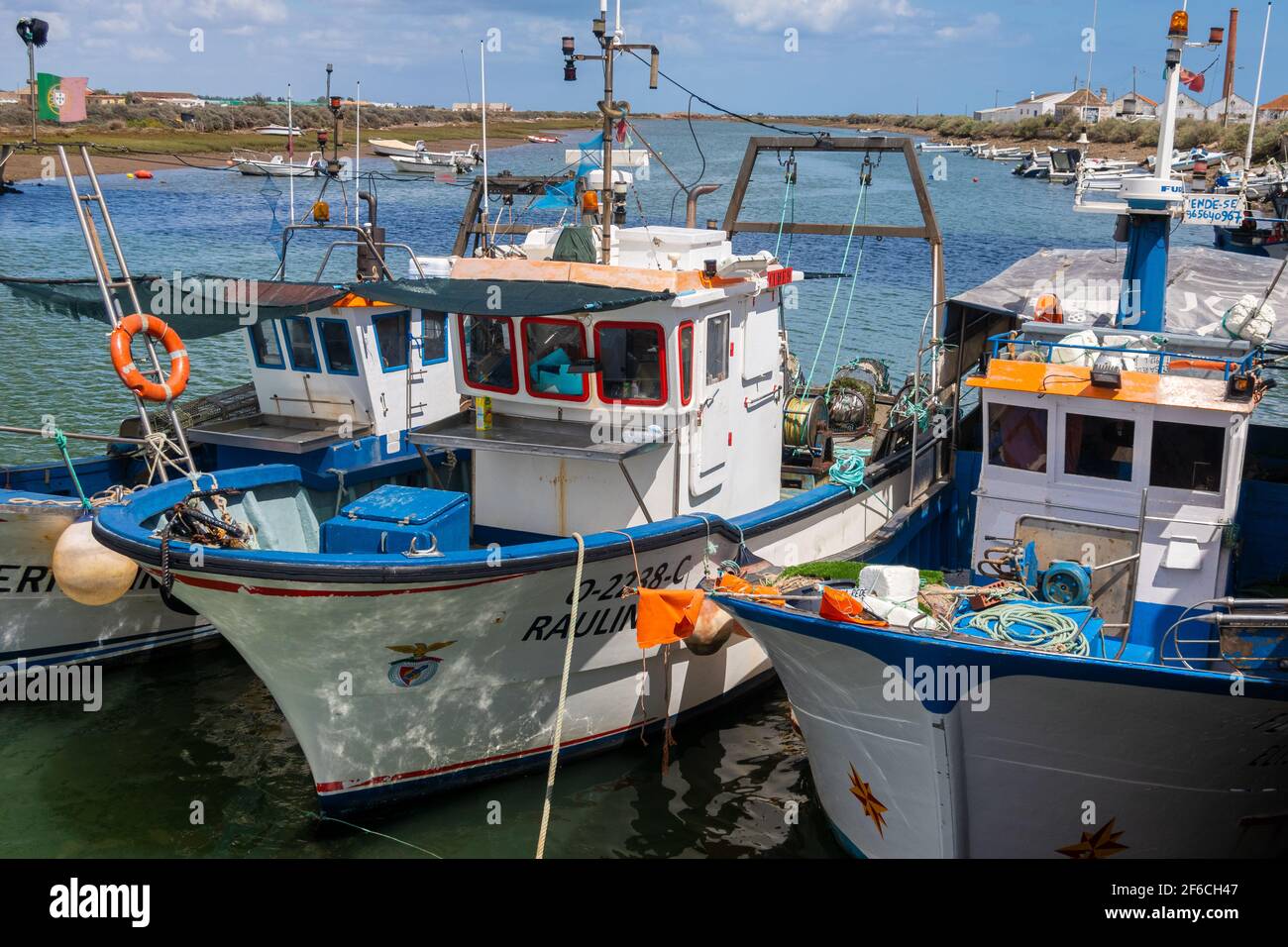 Fischerboote im Hafen von Fuzeta, Algarve, Portugal Stockfoto