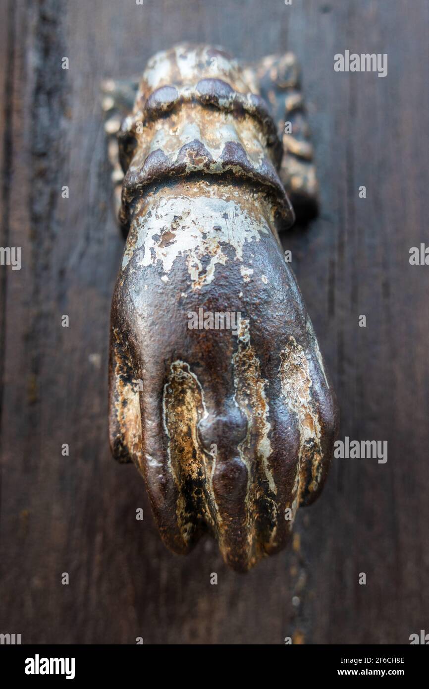 Türklopfer in Form einer Hand, Algarve, Portugal Stockfoto