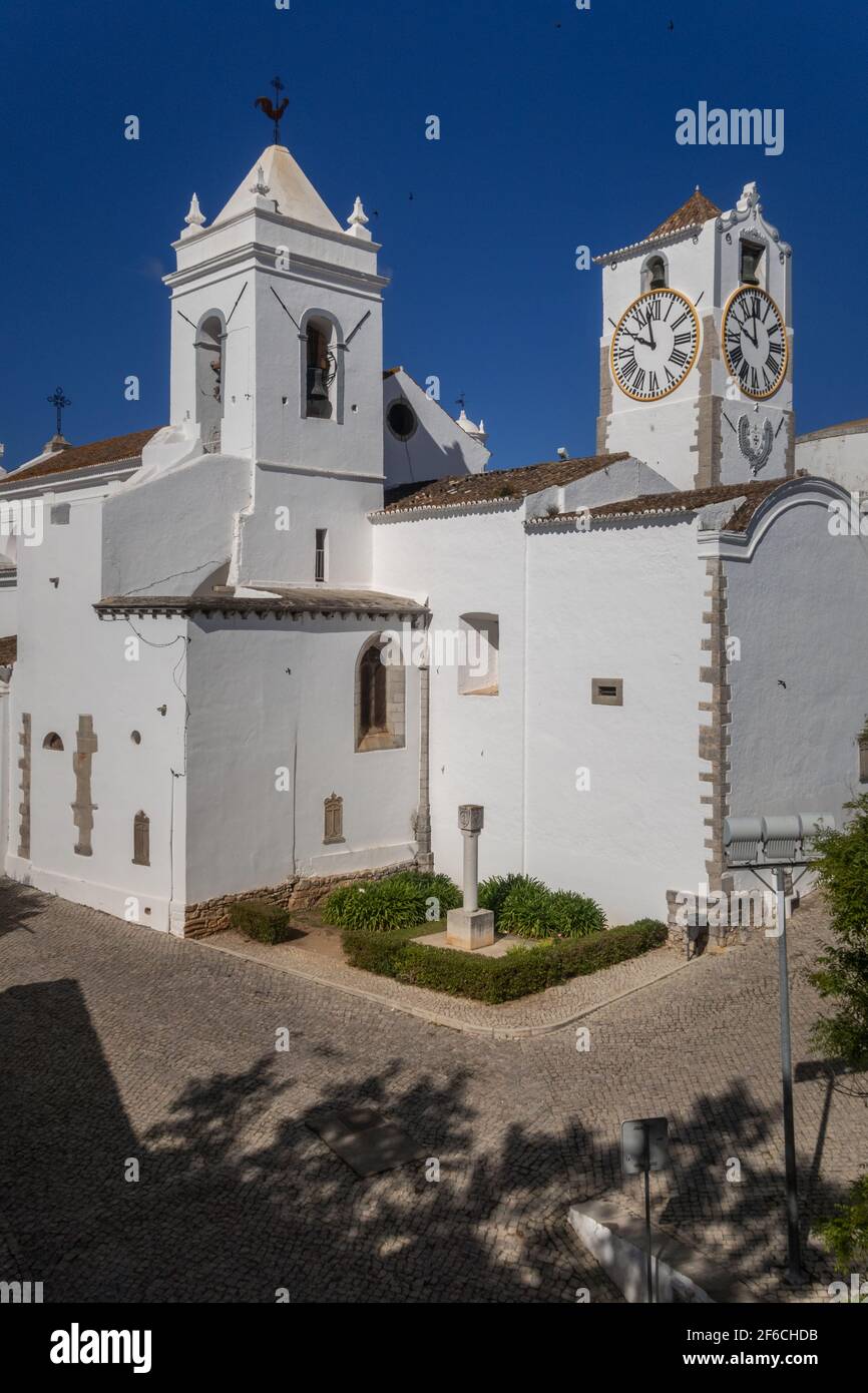 Die Kirche Santa Maria do Castelo, Altstadt von Tavira, Algarve, Portugal Stockfoto