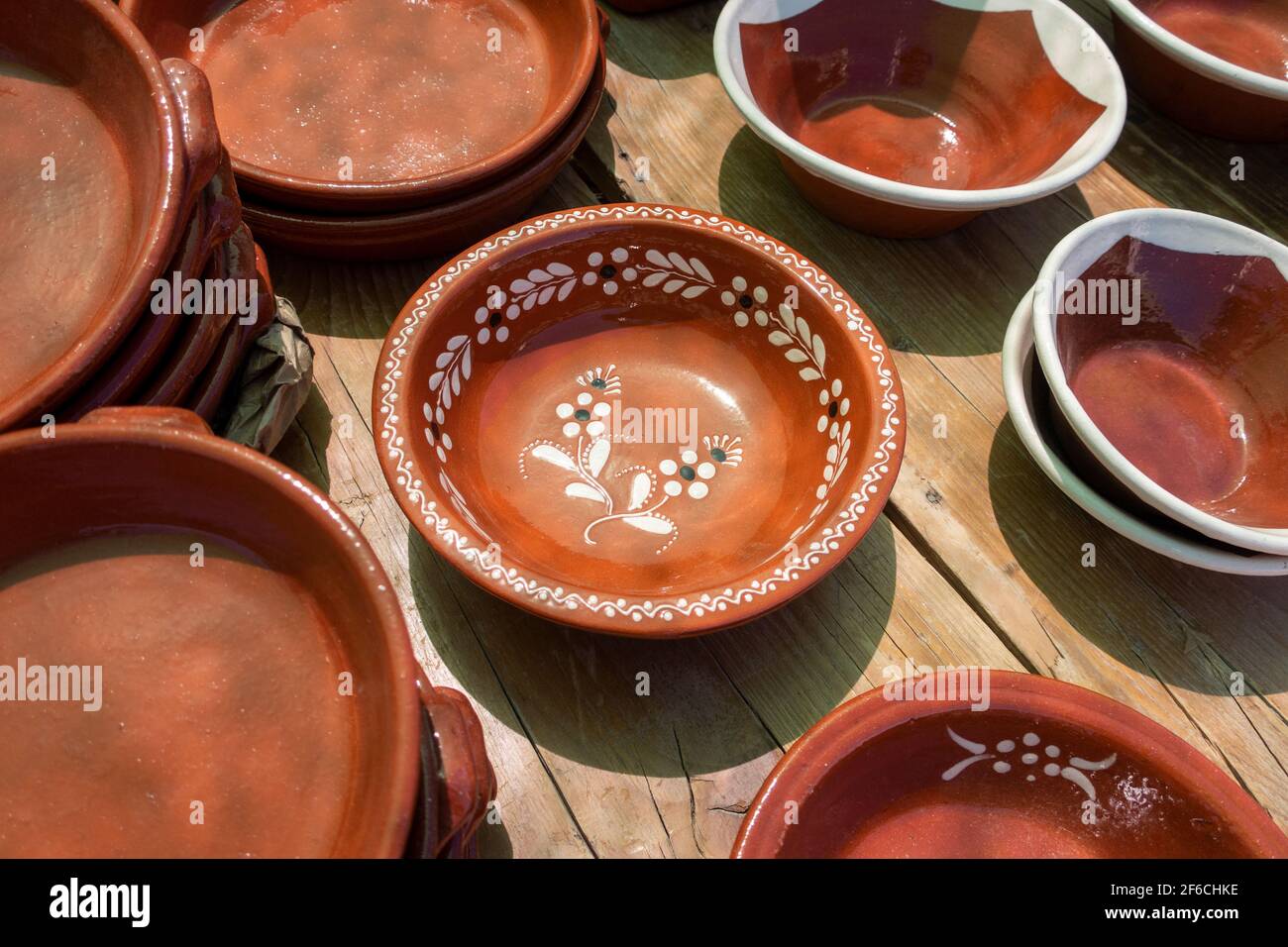 Verschiedene glasierte Gerichte auf dem Markt an der Algarve, Portugal Stockfoto