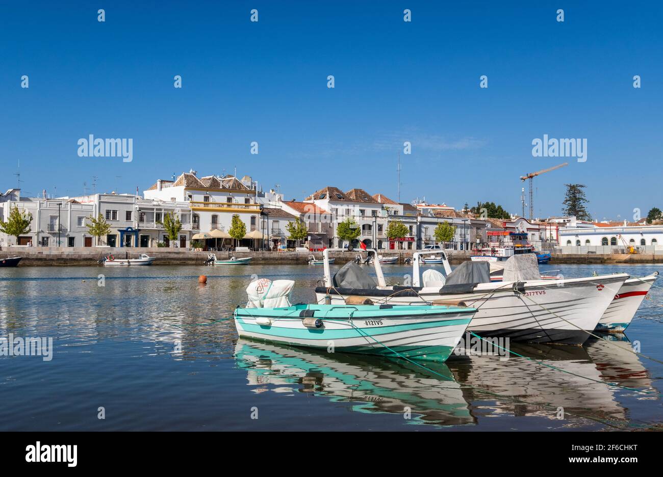 Fischerboote in Tavira, an der östlichen Algarve und in Portugal Stockfoto