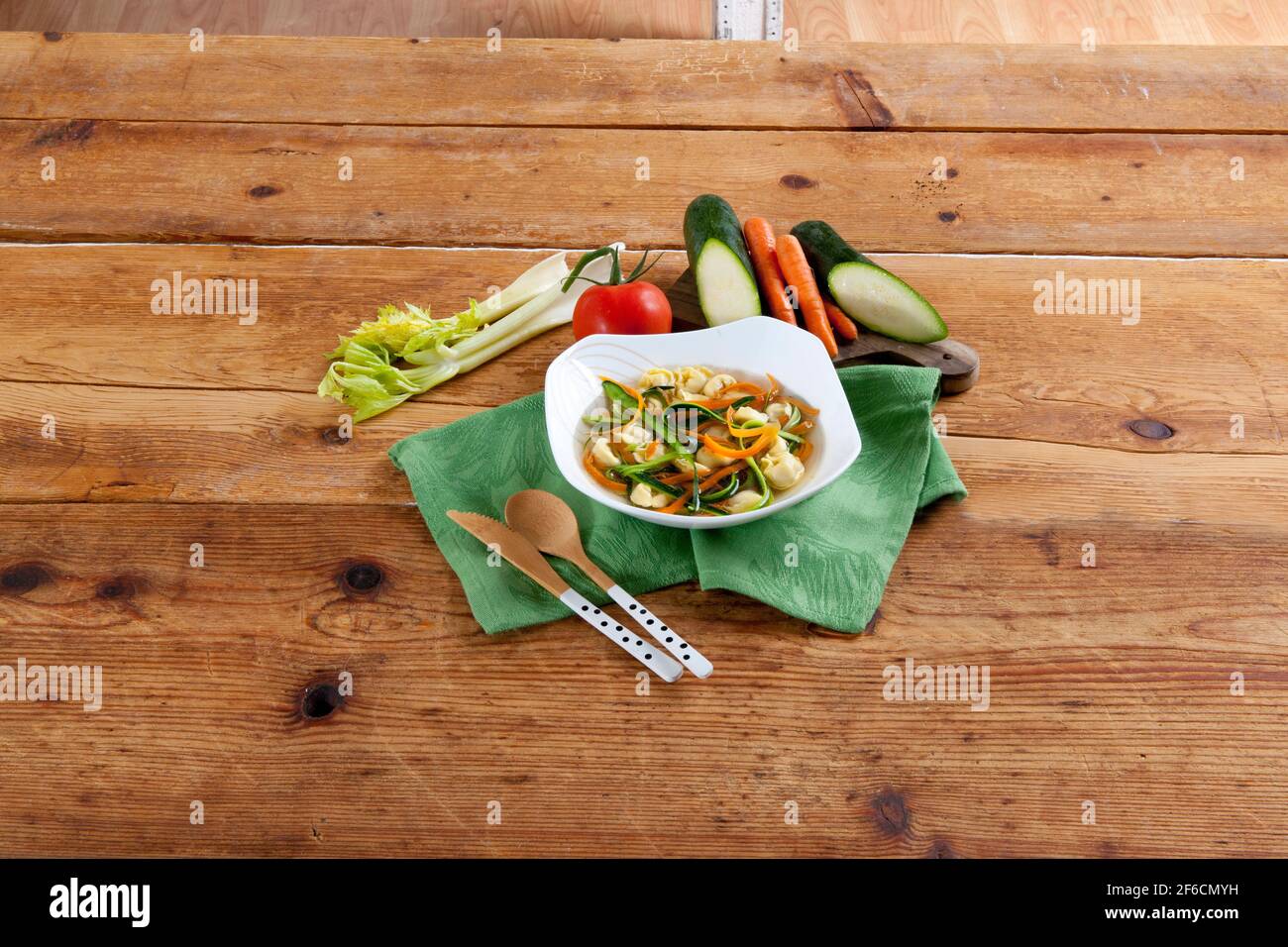 Suppe mit Tortellini und Julienne-Gemüse Stockfoto