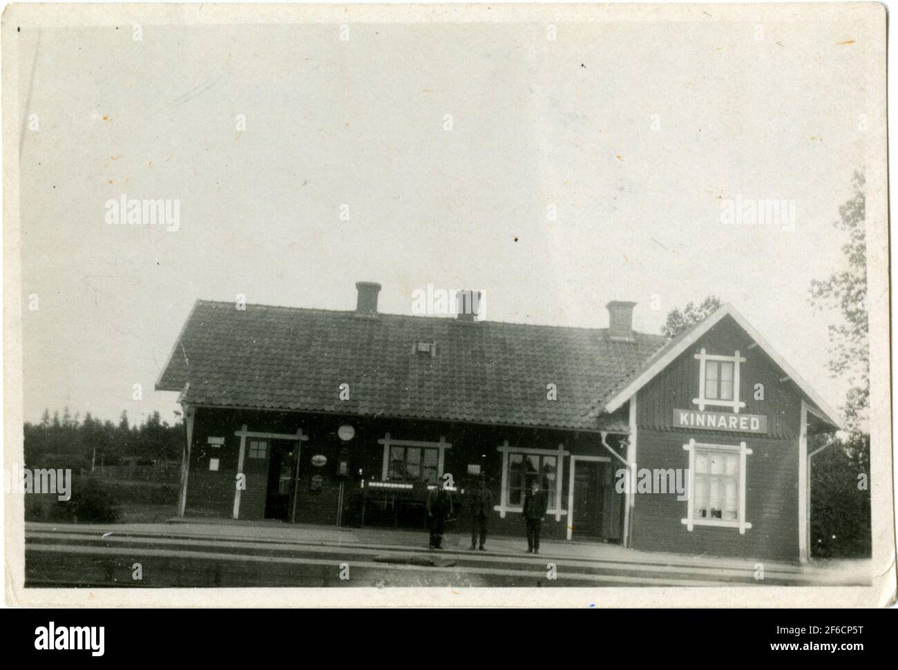 Von links: STK, Station Karl Svensson, Kinnaredstk Kurt Larsson, Halmstad und Stins Gerdestation wurde 1885 gebaut. Im Jahr 1939 wurde der Bahnhof mit einer Etage gebaut, wo ein modernes Gehäuse für den Bahnhofbenutzer eingerichtet wurde. Das Gebäude ist verputzt und schräg gebaut. Eröffnet Am 1,9.1877. Bahnhofshäuser wurden 1888 gebaut, als Kinnared - die Eisenbahn fertig gestellt wurde. Das Bahnhofshaus wurde 1938 erneuert. Stockfoto