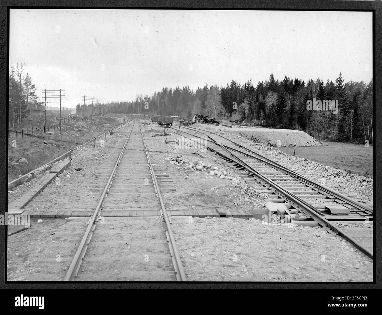 Schwarze Farm halten und Fracht Lage auf 45,020 Kilometer. Der Staatsweg von Järna - Norrköping. Stockfoto