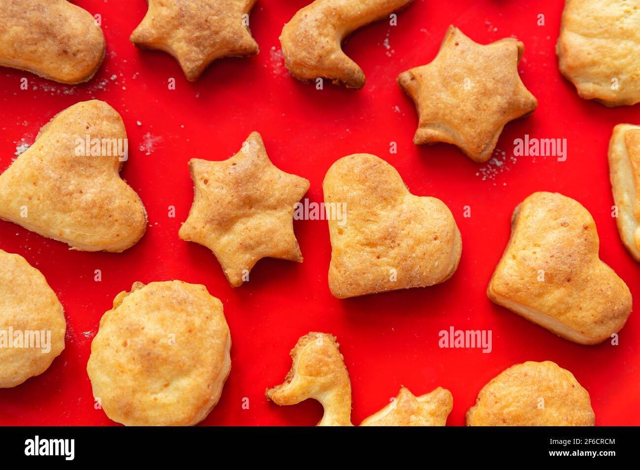 Flach oben über dem Blick auf süß lecker leckeren Quark Ingwerkekse gebacken im heißen Ofen auf rot hell Silikon Backmatte in der Küche zu Hause Stockfoto