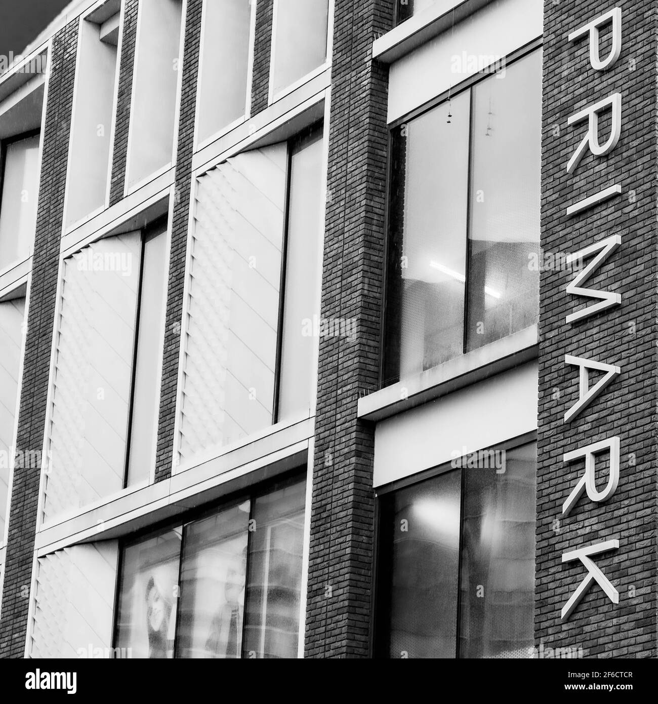 Schwarzweißbild eines geschlossenen Primark-Kaufhauses Während Covid-19 Coronavirus Lockdown With No People Stockfoto