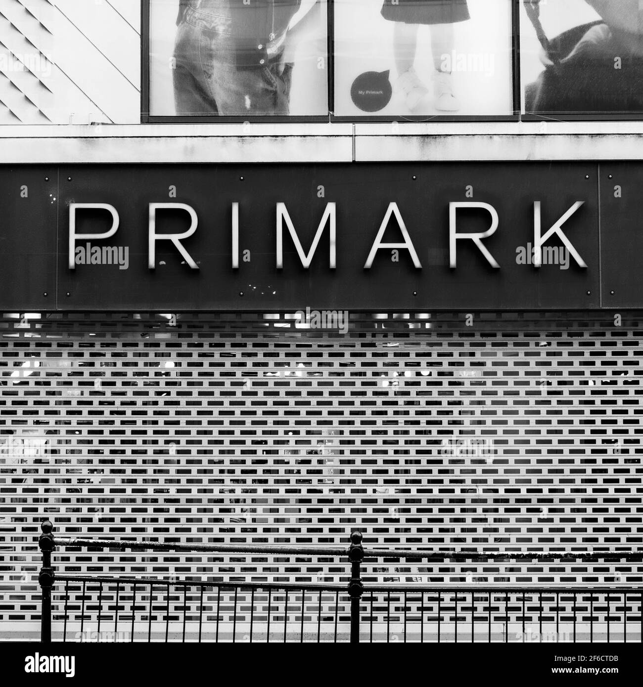 Schwarzweißbild eines geschlossenen Primark-Kaufhauses Während Covid-19 Coronavirus Lockdown With No People Stockfoto